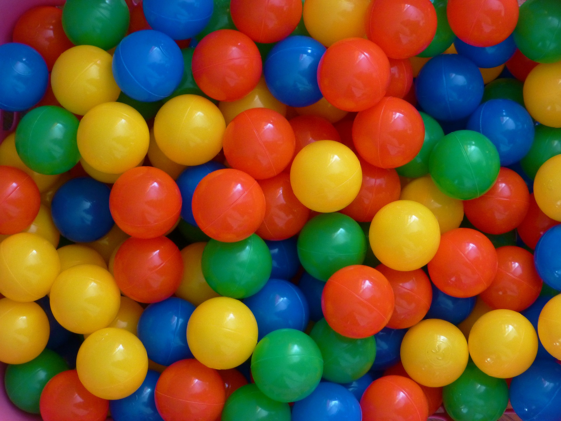 plastic-balls-456608_1920